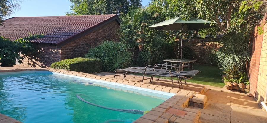 5 Bedroom Property for Sale in Langenhovenpark Free State